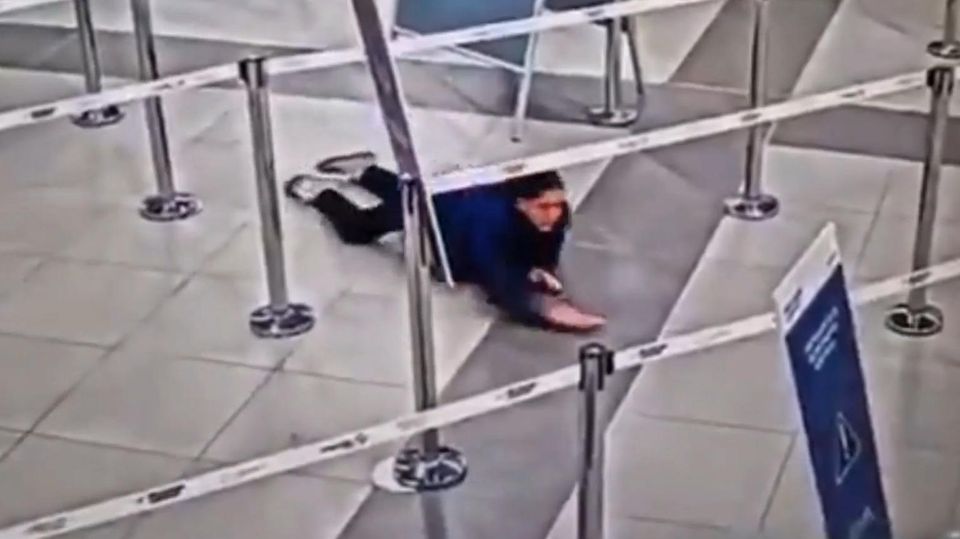 Abgeschobene Frau robbt unentdeckt durch Flughafen Abgeschobene Frau robbt unentdeckt durch Flughafen