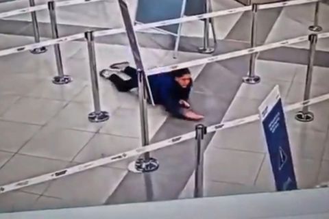 Abgeschobene Frau robbt unentdeckt durch Flughafen