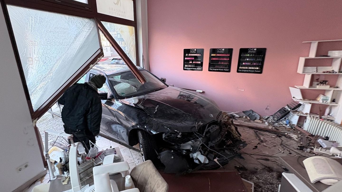 Leipzig, Deutschland. Ein Auto steht in einem Kosmetiksalon, nachdem es durch die Schaufensterscheibe gekracht ist. Das Fenster wurde komplett zerstört, die Trümmer liegen im Inneren des Geschäftes verteilt