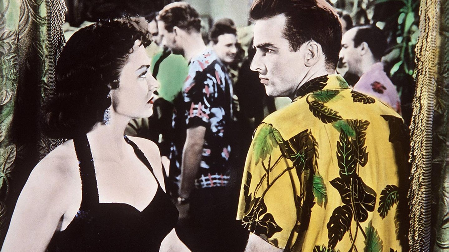 Filmszene aus "Verdammt in alle Ewigkeit" mit Schauspieler Montgomery Clift im Hawaiihemd