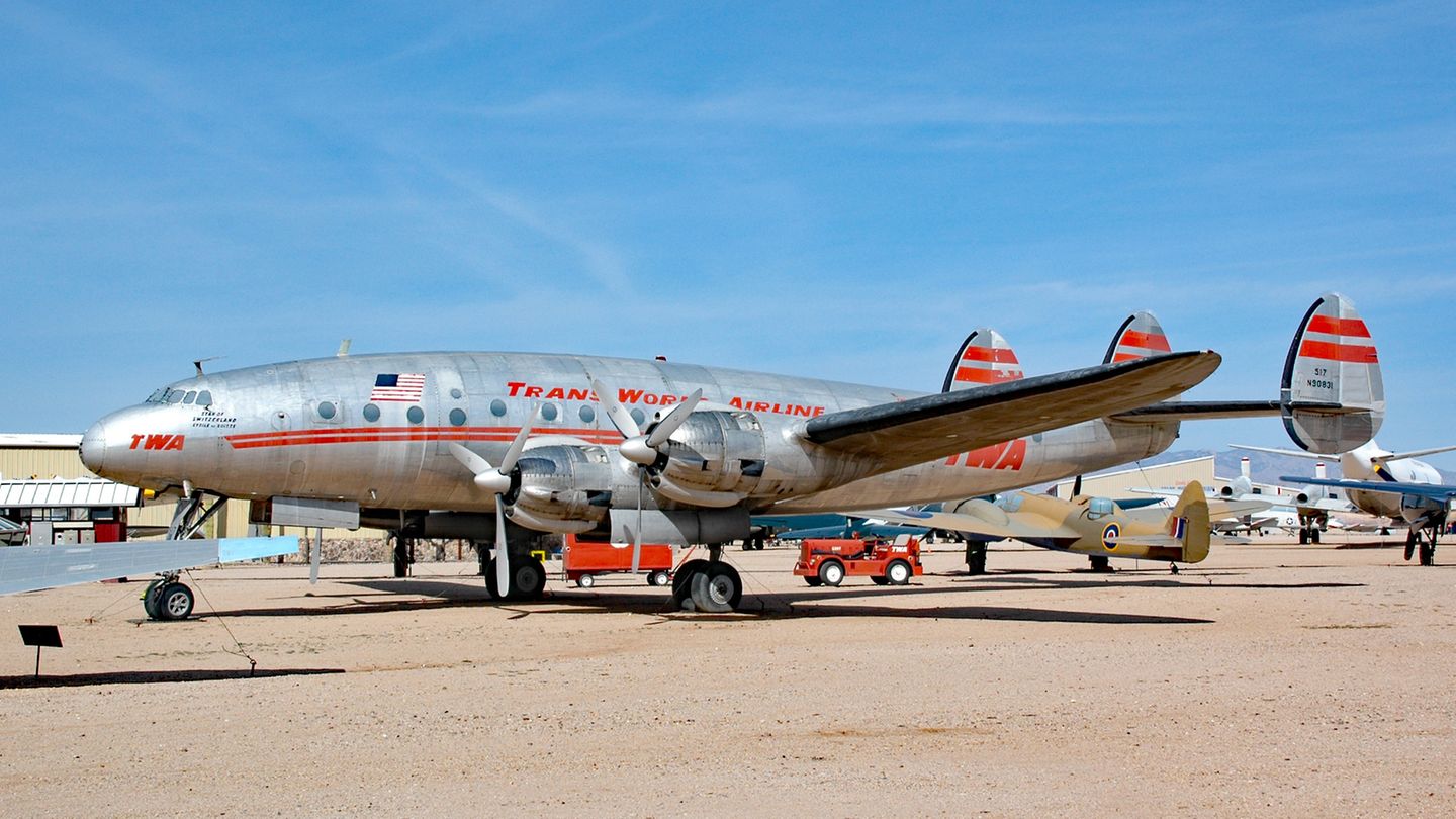 Constellation_TWA_N9083