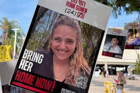 Freigelassene Geisel: Ein Bild. von Romi Gonen ist auf ein Plakat gedruckt