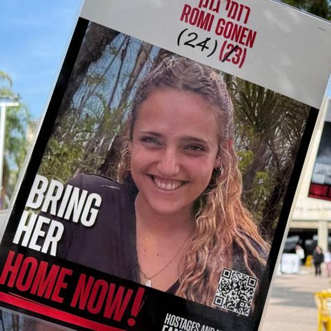 Freigelassene Geisel: Ein Bild. von Romi Gonen ist auf ein Plakat gedruckt