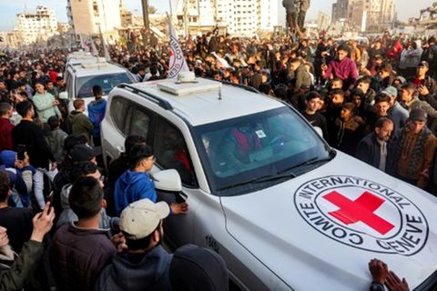 Rot-Kreuz-Fahrzeug in der Stadt Gaza
