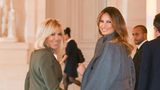 Brigitte Macron und Melania Trump blicken für die Kameras über ihre Schultern