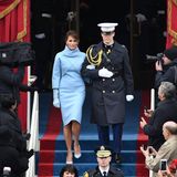 Melania Trump in einem hellblauen Kostüm bei der Amtseinführung ihres Mannes 2017