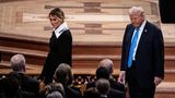 Melania und Donald Trump schreiten durch die Kirche, in der die Beerdigung von Jimmy Carter stattfindet