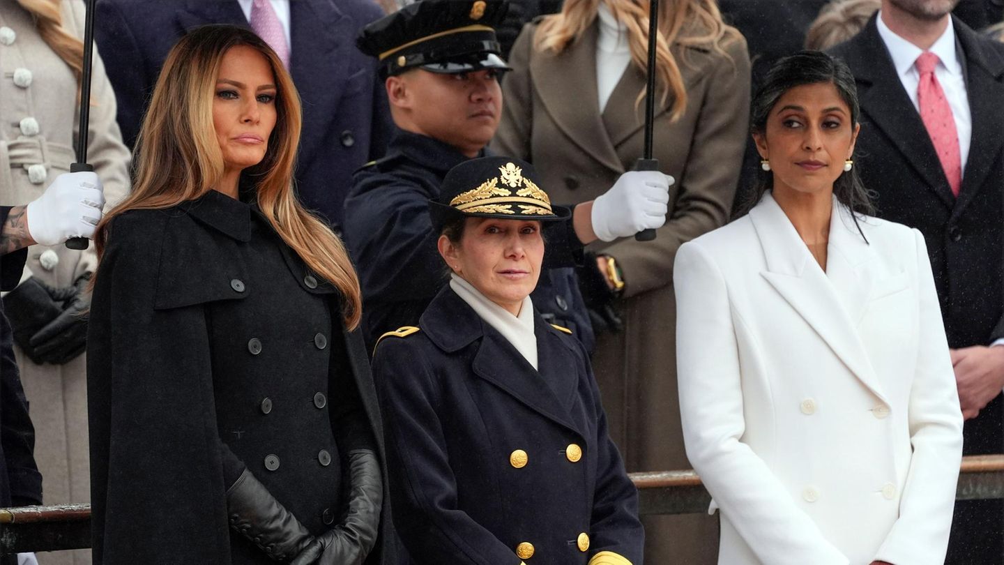 Melania Trump (links) trägt ein schwarzes Cape von Dior am Tag vor der Amtseinführung