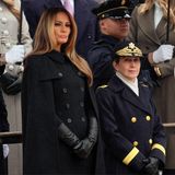 Melania Trump (links) trägt ein schwarzes Cape von Dior am Tag vor der Amtseinführung