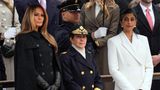 Melania Trump (links) trägt ein schwarzes Cape von Dior am Tag vor der Amtseinführung