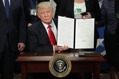 Donald Trump mit einem Dekret