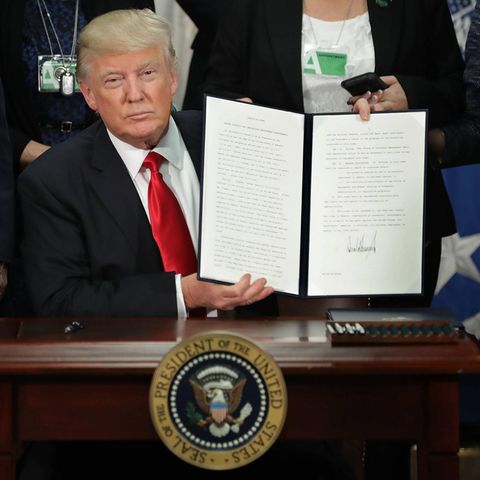 Donald Trump mit einem Dekret