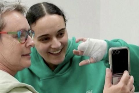 Diese Frauen aus Israel sind aus ihrer Geiselhaft im Gaza-Streifen entlassen worden. Israel gibt im Gegenzug 90 palästinensische Häftlinge frei.