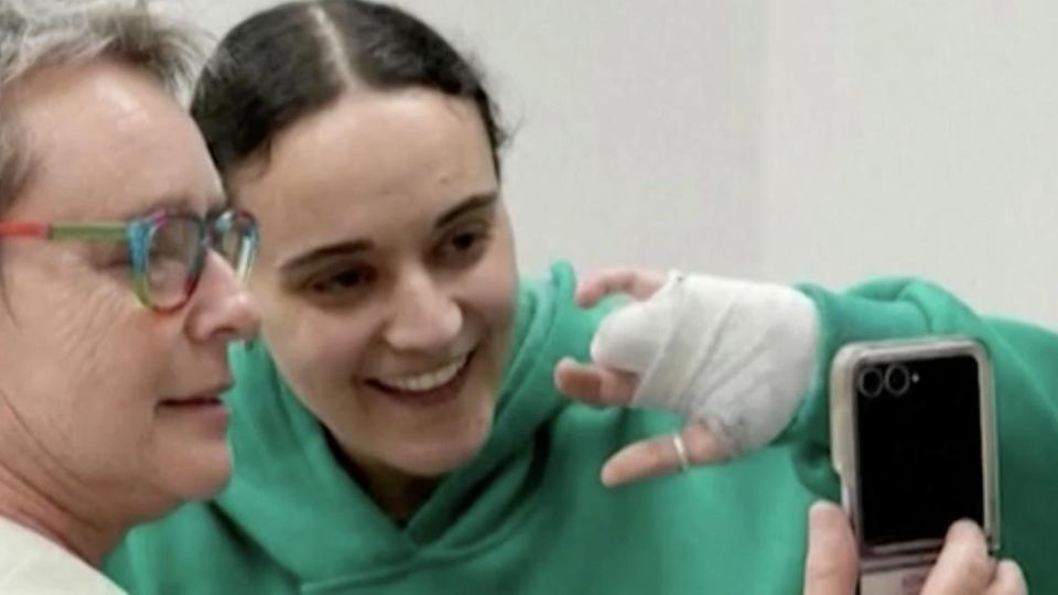 Diese Frauen aus Israel sind aus ihrer Geiselhaft im Gaza-Streifen entlassen worden. Israel gibt im Gegenzug 90 palästinensische Häftlinge frei.