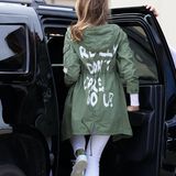 Melania Trump steigt bekleidet in einen grünen Zara Anorak mit dem Aufdruck "I really don't care. Do u?"in einen SUV