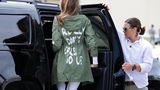 Melania Trump steigt bekleidet in einen grünen Zara Anorak mit dem Aufdruck "I really don't care. Do u?"in einen SUV