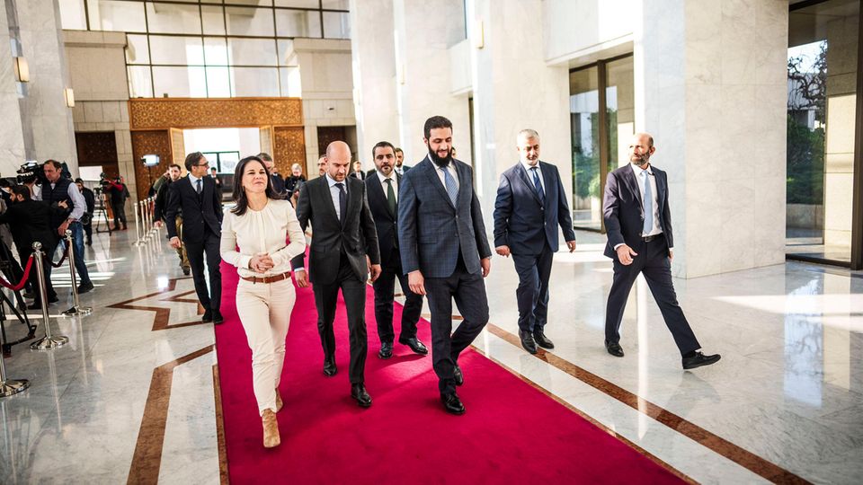 Annalena Baerbock bei ihrem Besuch in Syrien mit Machthaber Ahmed al-Sharaa