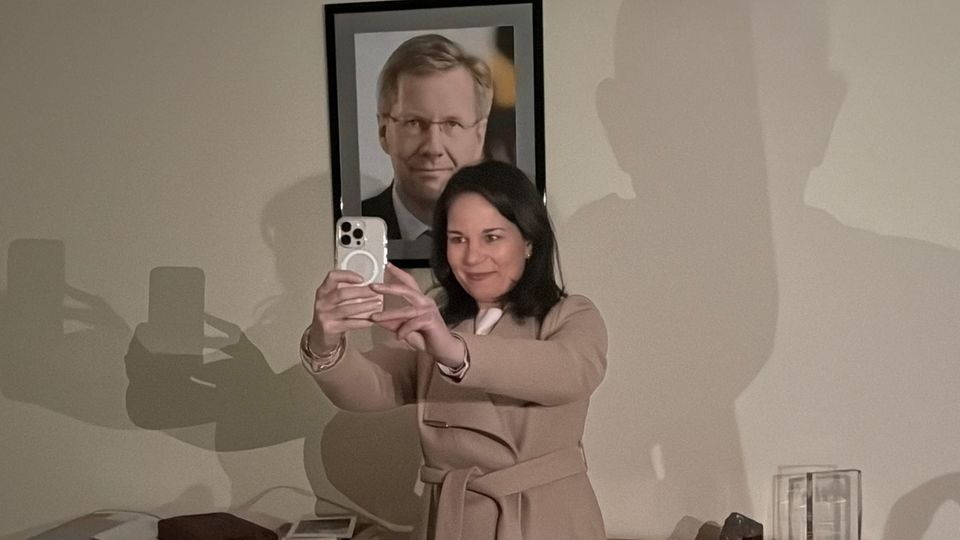 Annalena Baerbock macht ein Selfie in der deutschen Botschaft in Damaskus