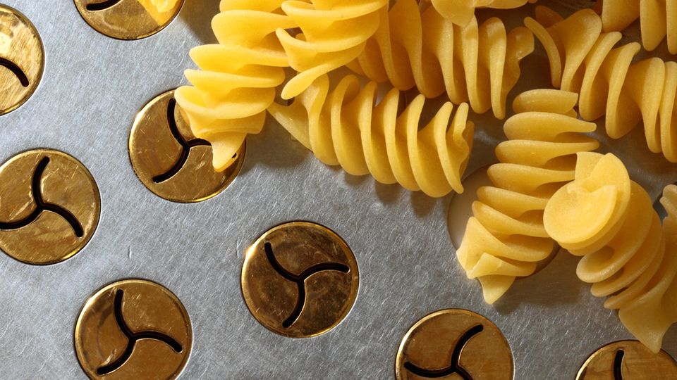 Durch diese Bronzematrizen wird der Pastateig gepresst: Die raue Metalloberfläche verleiht den Nudeln ihre charakteristische matte Textur, die mehr Sauce aufnehmen kann als glatte Pasta