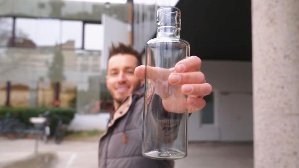 Erfunden wurde das robuste Glas schon vor über 50 Jahren – Glas war in der DDR so knapp, dass die Staatsführung die Entwicklung in Auftrag gab.
