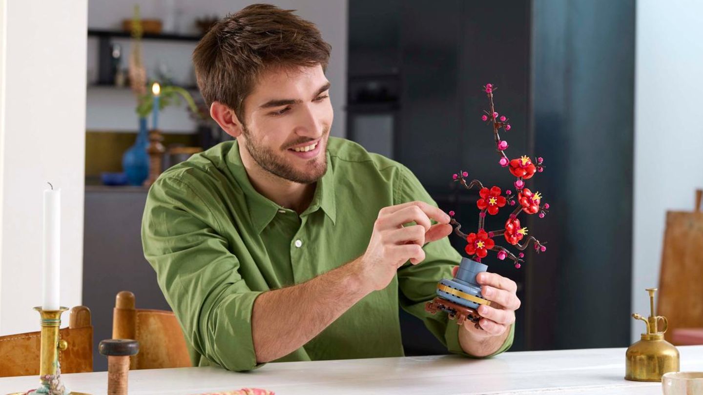 Lego Angebote 2025: Junger Mann baut Lego-Set aus Botanical Collection