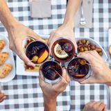"¡Vamos de tapas!" In Spanien ist das Essen kleiner Portionen eine Kunstform. Was einst als simple Brotscheibe auf dem Weinglas begann − um Fliegen fernzuhalten − entwickelte sich zu einer einzigartigen Esskultur. Beim "Tapear" ziehen Freunde von Bar zu Bar, probieren hier ein Häppchen Tortilla, dort etwas Jamón. Nie wird der Magen überladen, stets bleibt Platz für die nächste kulinarische Entdeckung. Die kleinen Portionen über den Abend verteilt fördern nicht nur das Sättigungsgefühl, sondern vor allem das Miteinander
