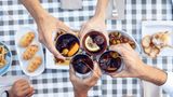 "¡Vamos de tapas!" In Spanien ist das Essen kleiner Portionen eine Kunstform. Was einst als simple Brotscheibe auf dem Weinglas begann − um Fliegen fernzuhalten − entwickelte sich zu einer einzigartigen Esskultur. Beim "Tapear" ziehen Freunde von Bar zu Bar, probieren hier ein Häppchen Tortilla, dort etwas Jamón. Nie wird der Magen überladen, stets bleibt Platz für die nächste kulinarische Entdeckung. Die kleinen Portionen über den Abend verteilt fördern nicht nur das Sättigungsgefühl, sondern vor allem das Miteinander