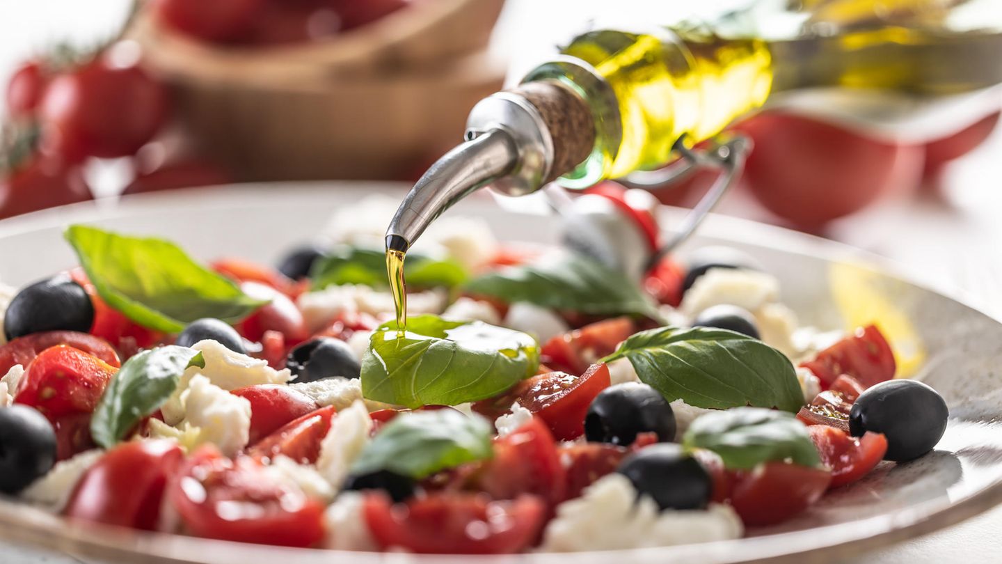 Wenn in Italien mittags die Geschäfte schließen, beginnt die wichtigste Zeit des Tages: "il pranzo", das Mittagessen. Zwei Stunden für eine Mahlzeit? Für Italiener völlig normal. Von den Antipasti über die Pasta bis zum abschließenden Espresso − jeder Gang hat seinen Rhythmus, jedes Gespräch seine Zeit. Die Familie versammelt sich, Geschichten werden ausgetauscht. Das Essen wird zum sozialen Ereignis, bei dem nebenbei auch die Sättigung perfekt funktioniert: Der Körper hat Zeit, die Signale des Sattwerdens zu registrieren