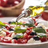 Wenn in Italien mittags die Geschäfte schließen, beginnt die wichtigste Zeit des Tages: "il pranzo", das Mittagessen. Zwei Stunden für eine Mahlzeit? Für Italiener völlig normal. Von den Antipasti über die Pasta bis zum abschließenden Espresso − jeder Gang hat seinen Rhythmus, jedes Gespräch seine Zeit. Die Familie versammelt sich, Geschichten werden ausgetauscht. Das Essen wird zum sozialen Ereignis, bei dem nebenbei auch die Sättigung perfekt funktioniert: Der Körper hat Zeit, die Signale des Sattwerdens zu registrieren