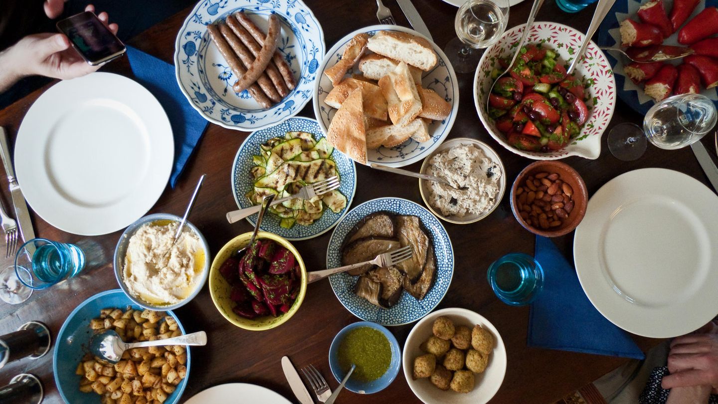 Ein Tisch voller kleiner Schälchen: Im Nahen Osten bedeuten Mezze weit mehr als nur Vorspeisen. Die Vielfalt macht den Unterschied: Hummus, Baba Ganoush, gefüllte Weinblätter. Wissenschaftler haben längst nachgewiesen, dass verschiedene kleine Portionen nachhaltiger sättigen als ein großer Teller. Doch Mezze ist auch ein soziales Ritual: Das Teilen der Speisen, das gemeinsame Eintauchen des Brotes − hier wird Gastfreundschaft gelebt. Nie isst man allein, immer wird geteilt