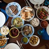 Ein Tisch voller kleiner Schälchen: Im Nahen Osten bedeuten Mezze weit mehr als nur Vorspeisen. Die Vielfalt macht den Unterschied: Hummus, Baba Ganoush, gefüllte Weinblätter. Wissenschaftler haben längst nachgewiesen, dass verschiedene kleine Portionen nachhaltiger sättigen als ein großer Teller. Doch Mezze ist auch ein soziales Ritual: Das Teilen der Speisen, das gemeinsame Eintauchen des Brotes − hier wird Gastfreundschaft gelebt. Nie isst man allein, immer wird geteilt