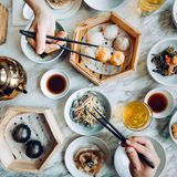 In den quirligen Dim-Sum-Restaurants Hongkongs werden "Herzensfreuden" serviert – so die wörtliche Übersetzung. Die dampfenden Körbe mit gefüllten Teigtaschen kommen nicht alle auf einmal. Hier gilt die Kunst des dosierten Bestellens. Zum "Yum Cha", dem traditionellen Dim-Sum-Essen, gehört immer Tee − er hilft bei der Verdauung. Familien verbringen hier den ganzen Vormittag, probieren nach und nach verschiedene Häppchen. Das Gespräch ist dabei genauso wichtig wie das Essen selbst