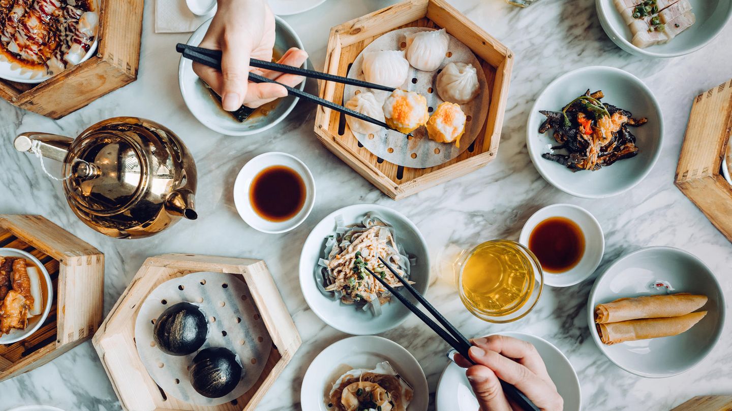 In den quirligen Dim-Sum-Restaurants Hongkongs werden "Herzensfreuden" serviert – so die wörtliche Übersetzung. Die dampfenden Körbe mit gefüllten Teigtaschen kommen nicht alle auf einmal. Hier gilt die Kunst des dosierten Bestellens. Zum "Yum Cha", dem traditionellen Dim-Sum-Essen, gehört immer Tee − er hilft bei der Verdauung. Familien verbringen hier den ganzen Vormittag, probieren nach und nach verschiedene Häppchen. Das Gespräch ist dabei genauso wichtig wie das Essen selbst