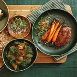 Der "Amuse-bouche" ist in Frankreich mehr als eine Höflichkeit der Küche. Das kleine Häppchen zu Beginn ist eine Wissenschaft für sich. Es soll die Geschmacksnerven wecken, nicht den Hunger stillen. In französischen Restaurants sind die Gänge präzise getaktet – jeder neue Gang erscheint erst, wenn der Körper bereit ist. Diese Kunst des Genießens zahlt sich aus: Französinnen und Franzosen leiden trotz ihrer reichhaltigen Küche selten an Übergewicht. Sie haben die Balance zwischen Genuss und Sättigung perfektioniert