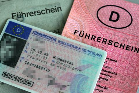 Bis spätestens 2033 müssen mehrere Millionen Führerscheine ausgetauscht worden sein. Ob Sie betroffen sind und bis wann Sie den Umtausch vollziehen müssen, sehen Sie im Video.