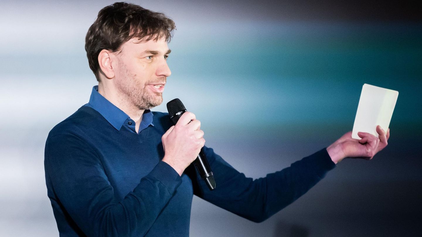 Stefan Gelbhaar hält ein Mikrofon in der Hand
