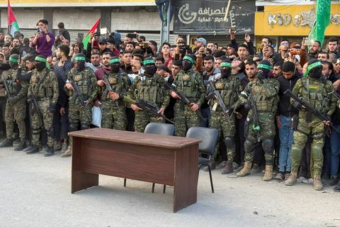 Hamas-Kämpfer und Schaulustige kurz vor der Freilassung der israelischen Geiseln in Gaza-Stadt