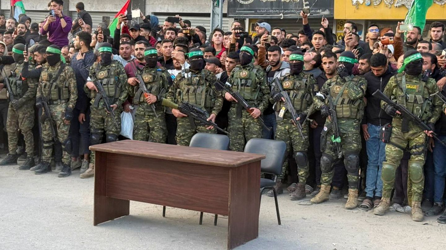 Hamas-Kämpfer und Schaulustige kurz vor der Freilassung der israelischen Geiseln in Gaza-Stadt