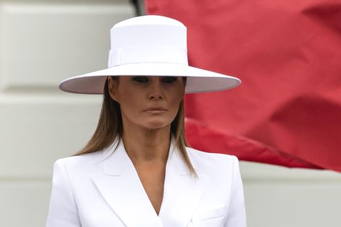 Melania Trump 2018 mit weißem Hut von Hervé Pierre