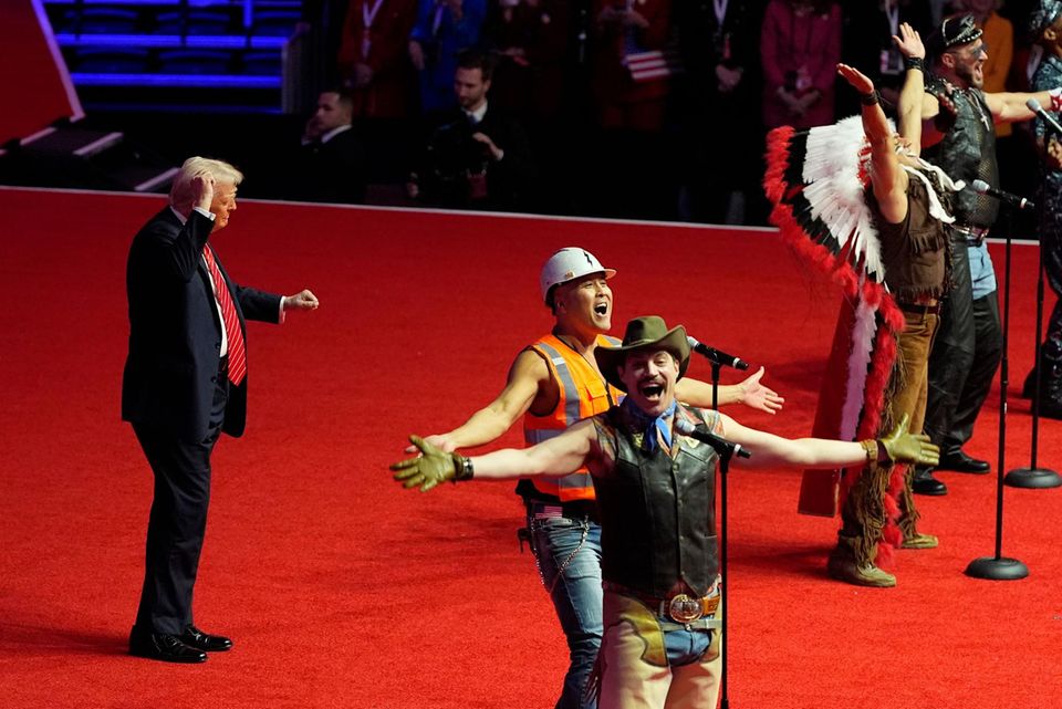 Donald Trump auf der Bühne mit den Village People Donald Trump lässt sich von den Village People feiern