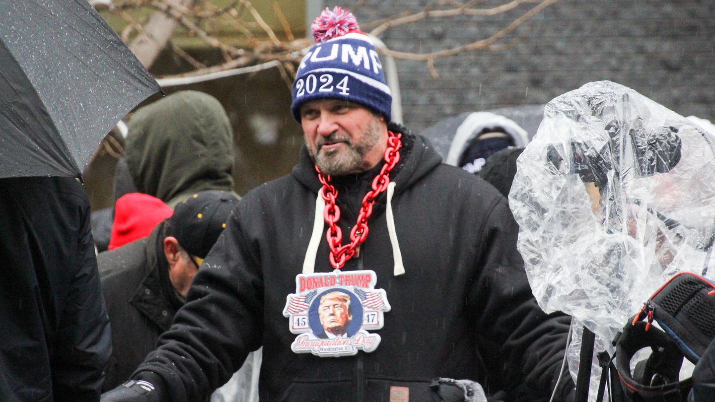 Before the swearing-in: It's hard to miss who this man supports: he carries the portrait of the 45th and 47th Presidents of the USA clearly visible in front of him It's hard to miss who this man supports: he carries the likenesses of the 45th and 47th Presidents of the USA clearly visible in front of him