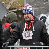 Kaum zu übersehen, wen dieser Mann unterstützt: Das Konterfei des 45. und 47. Präsidenten der USA trägt er deutlich sichtbar vor sich her