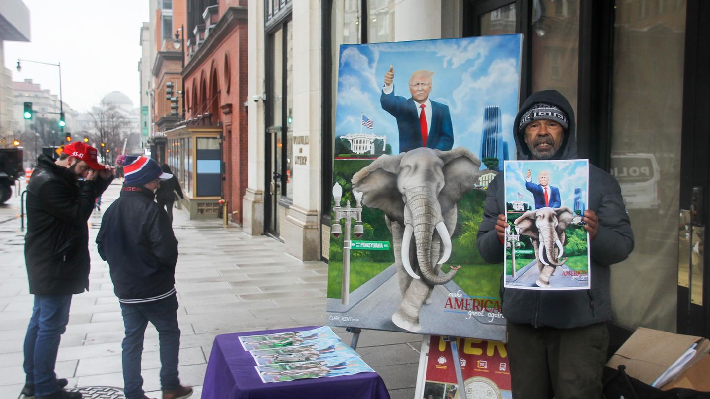 Auf einem Elefanten – Symbol der republikanischen Partei – reitet ein übergroßer Trump ohne Beine durch Washington. Das Bild wird sicherlich trotz dieser Schönheitsfehler seine Abnehmer finden