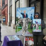 Auf einem Elefanten – Symbol der republikanischen Partei – reitet ein übergroßer Trump ohne Beine durch Washington. Das Bild wird sicherlich trotz dieser Schönheitsfehler seine Abnehmer finden