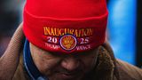 An Merchandise – wie dieser warmen Mütze – scheint es in Washington nicht zu mangeln