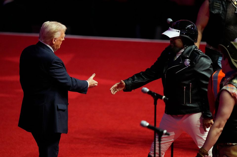 Donald Trump und Village-People-Kopf Victor Willis Donald Trump bedankt sich bei Village-People-Kopf Victor Willis