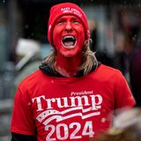 Ein junger Trump-Fan hat sich vor lauter Begeisterung rot angemalt