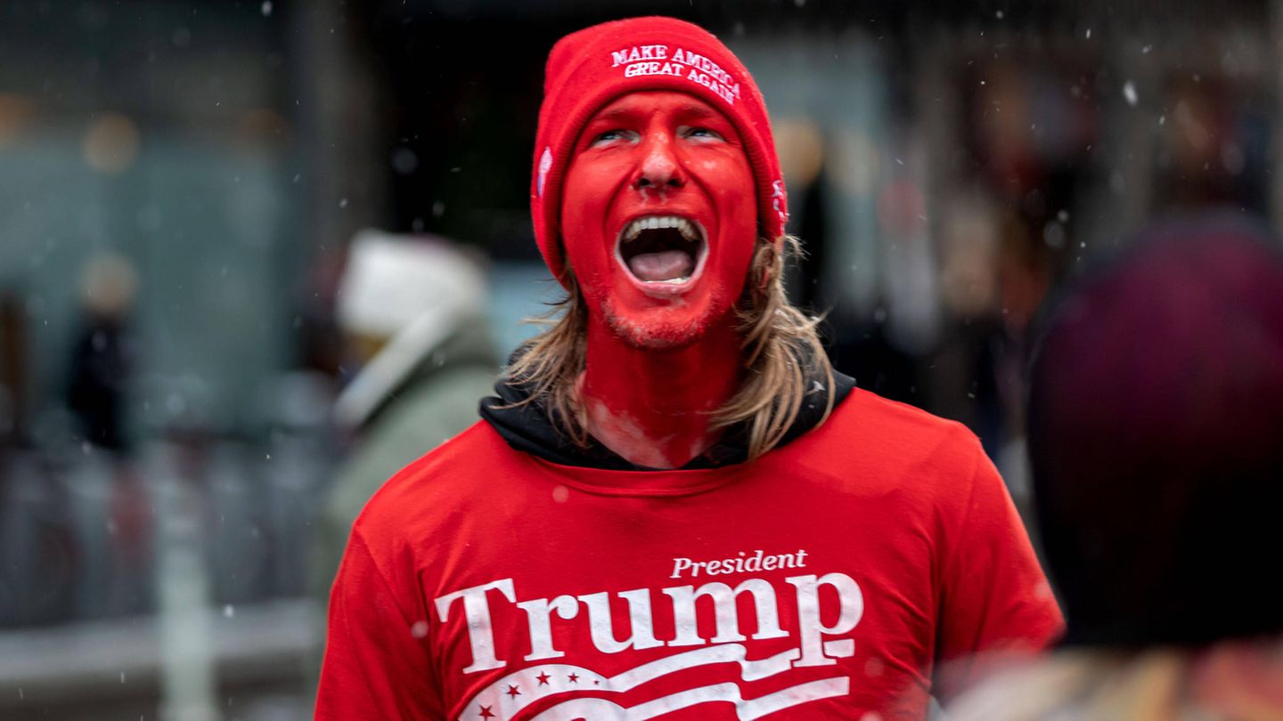Ein junger Trump-Fan hat sich vor lauter Begeisterung rot angemalt