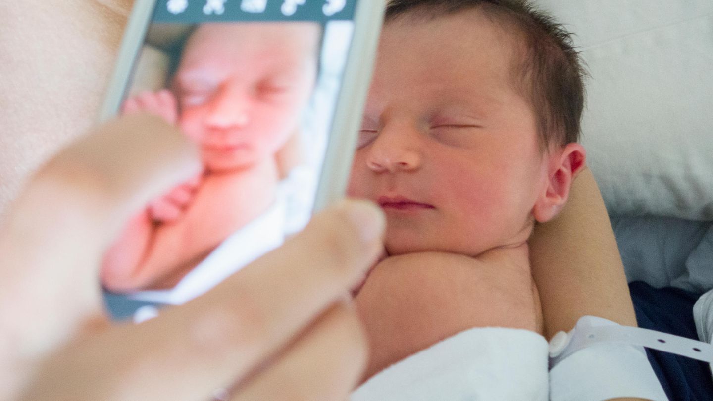 Social Media im Kreißsaal: Hebamme warnt: Wie das Smartphone einen magischen Moment zerstört