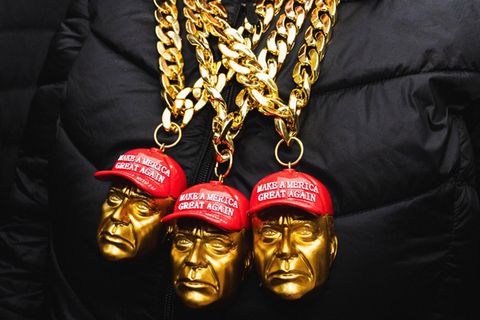 Dicke Ketten mit Trump-Kopf daran: Es ist nicht alles Gold, was glänzt